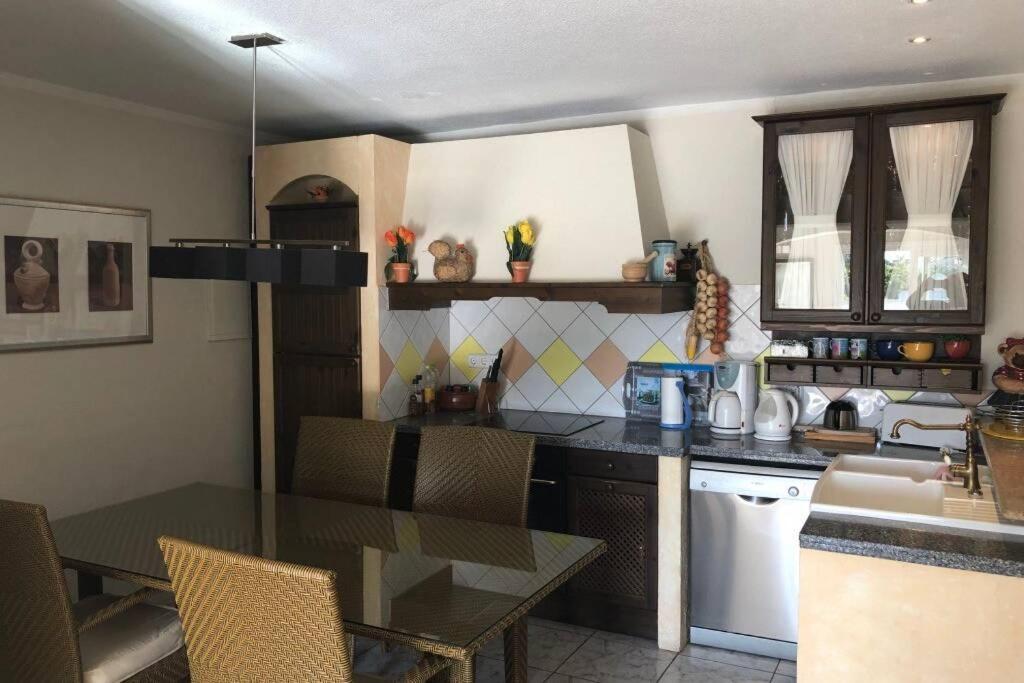 Casa Sobre El Mar, A Beautiful Oasis 1000m From Beach Apartment