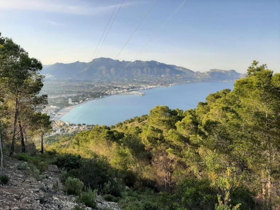 Vistas Al Mar. Junto A La Playa. Garaje Y Piscina. Apartamento Calpe
