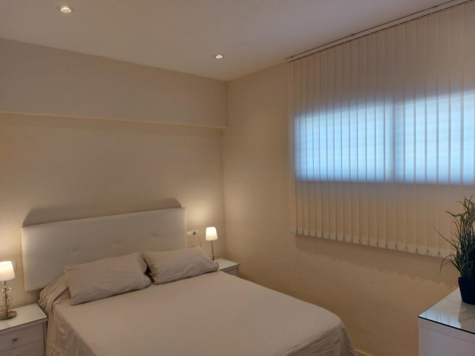 Apartamento Vistas Al Mar. Junto A La Playa. Garaje Y Piscina. *
