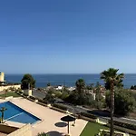 Chalet pareado con piscina y vistas al mar