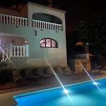 Agradable Villa Con Piscina Y Vistas Al Mar