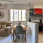 Apartamento con parking y piscina frente al mar para 4 personas