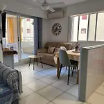 Apartamento con parking y piscina frente al mar para 4 personas