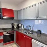Apartamento con parking y piscina frente al mar para 4 personas