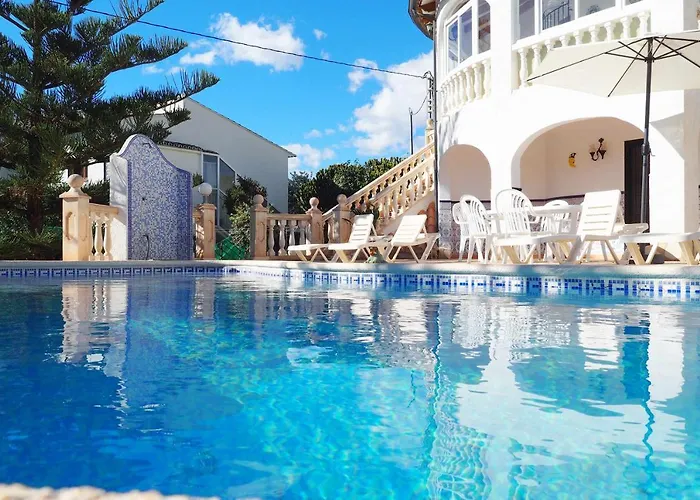Cerca Playa Y Pueblo Villa Con Piscina Grande