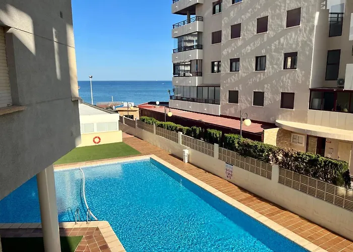 Apartamento con parking y piscina frente al mar para 4 personas