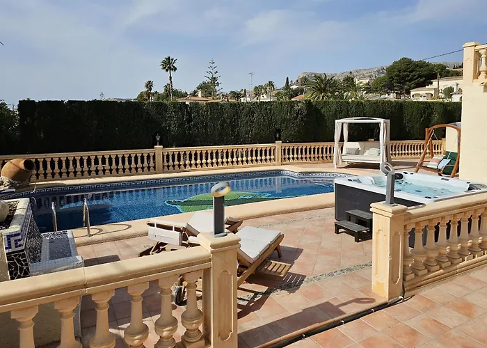 Luxury Villa - Pool, Hot Tub, Aircon, Tvs, Home Cinema, Office, Gbit Internet, Sports Equipment