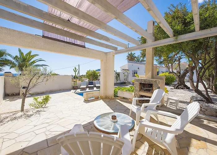 Villa Benavero Boutique Style Within Fenced Tropical Garden