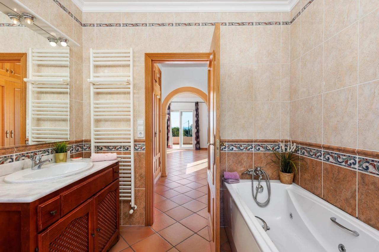 Amanda - Plusholidays Villa