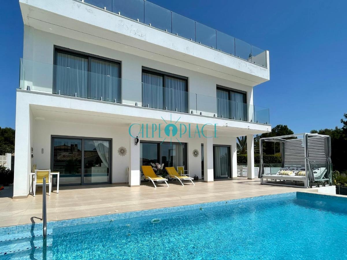 Valentina De Lujo Villa *