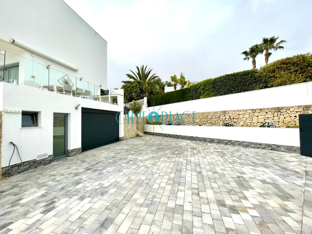 Valentina De Lujo Villa *