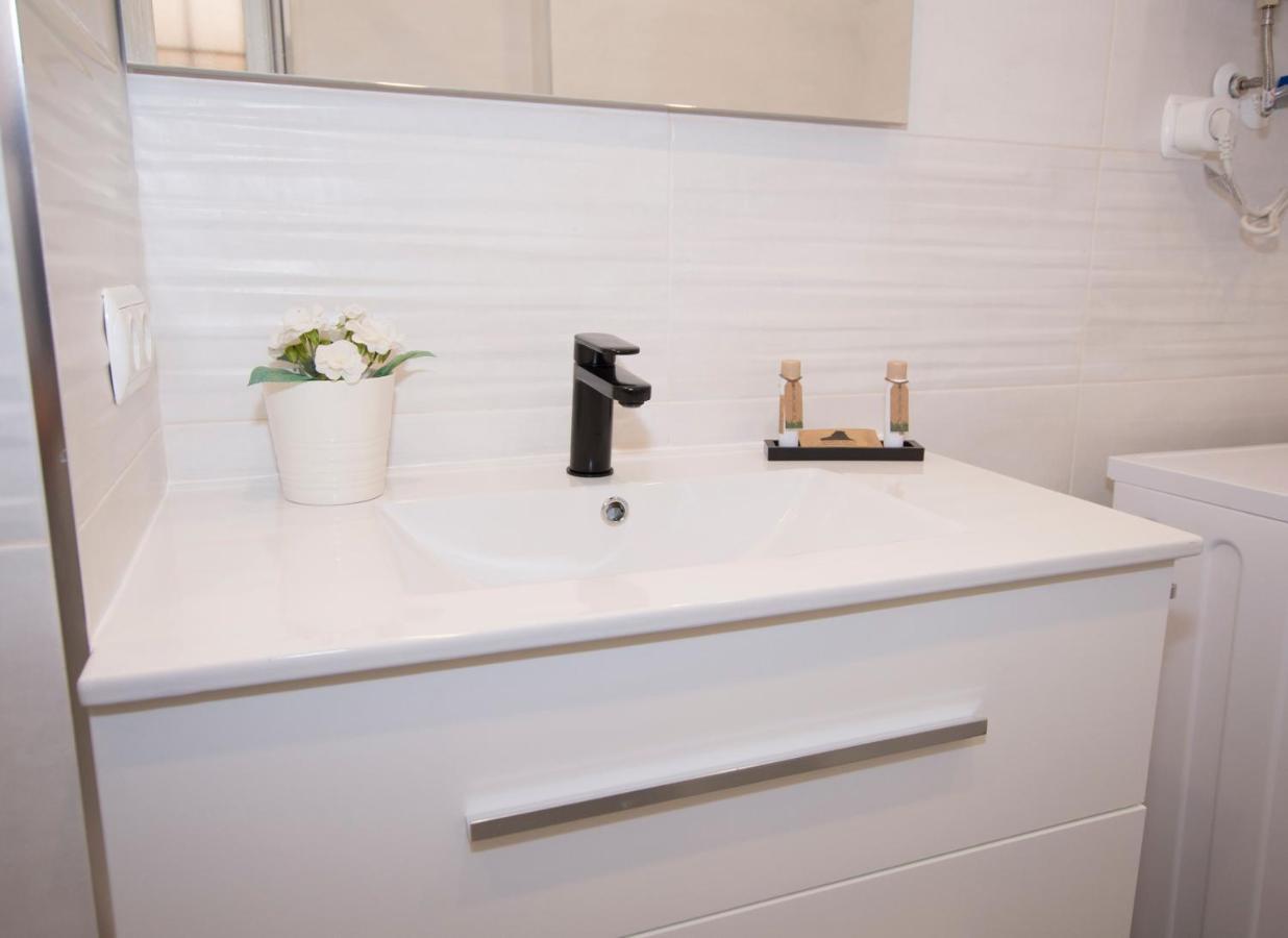 Cosy Close To Sea, Wifi, Air Cond Apartment *