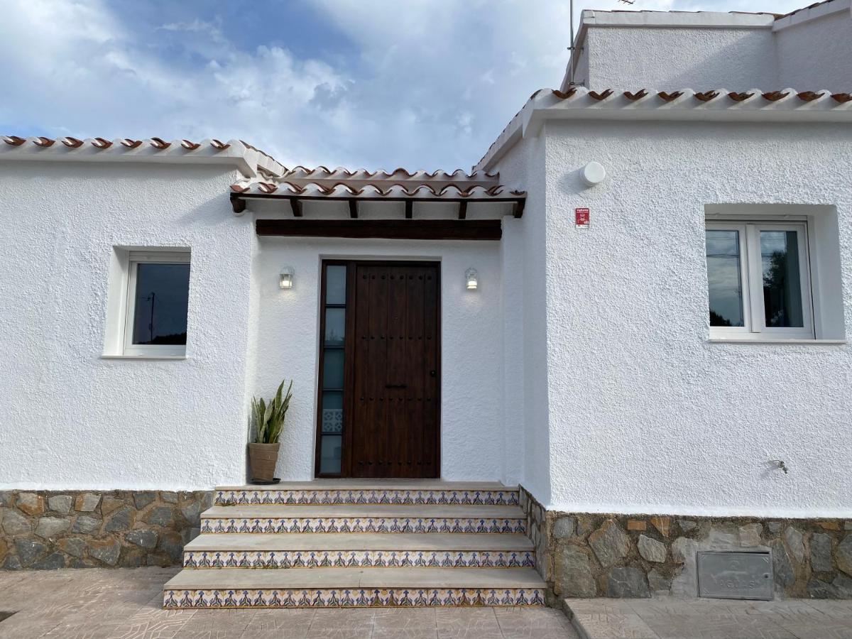 Con Piscina, Soleada, Tranquila Y Centrica Villa