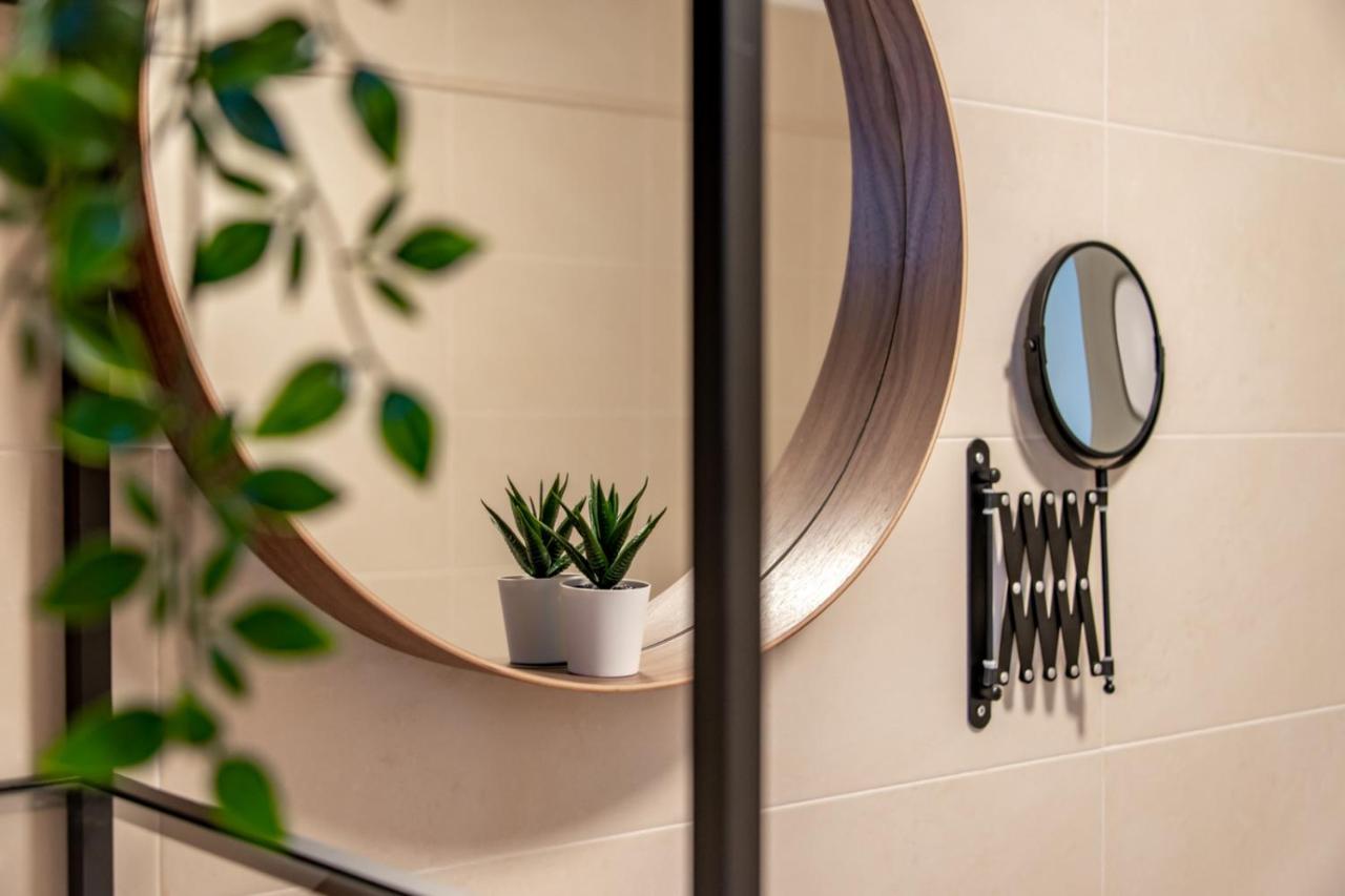 Modern / Quiet 3 Bdrs Flat In The Heart Of Apartment *