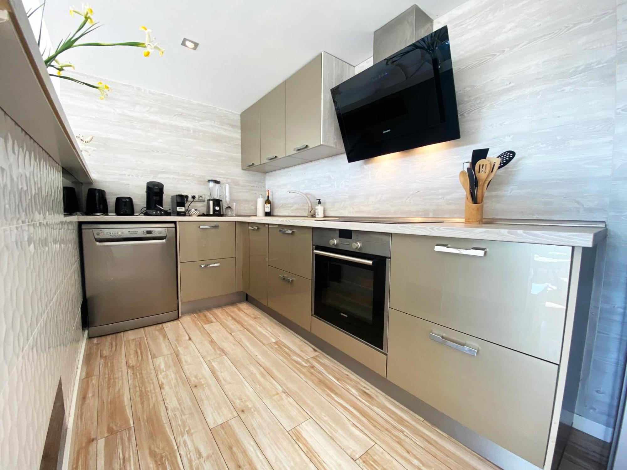 Spacious Comfortable Luxury 2 Bed/2 Bath Port *
