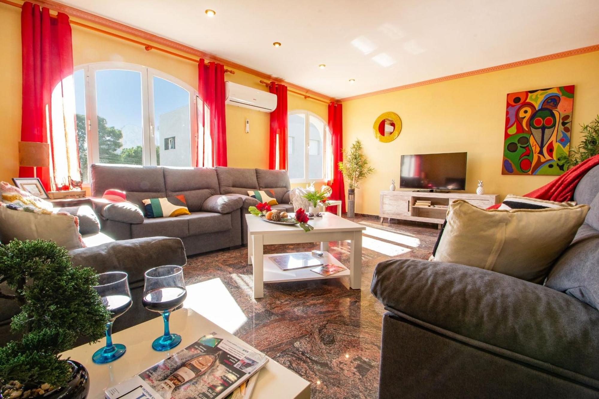 Flora - Plusholidays Calpe