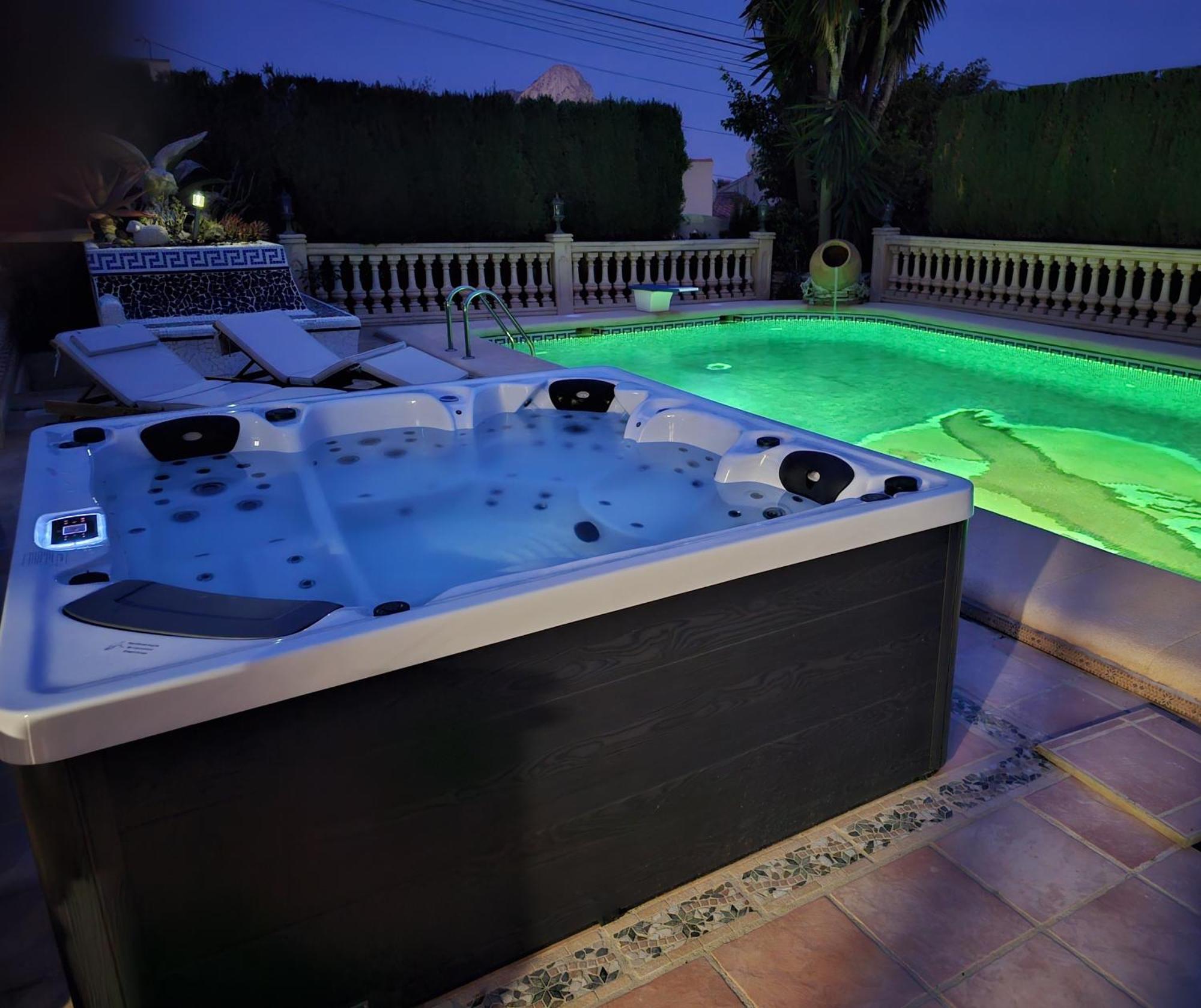 Villa Luxury - Pool, Hot Tub, Aircon, Tvs, Cinema, Office, Gbit Internet, Sports Equipment *