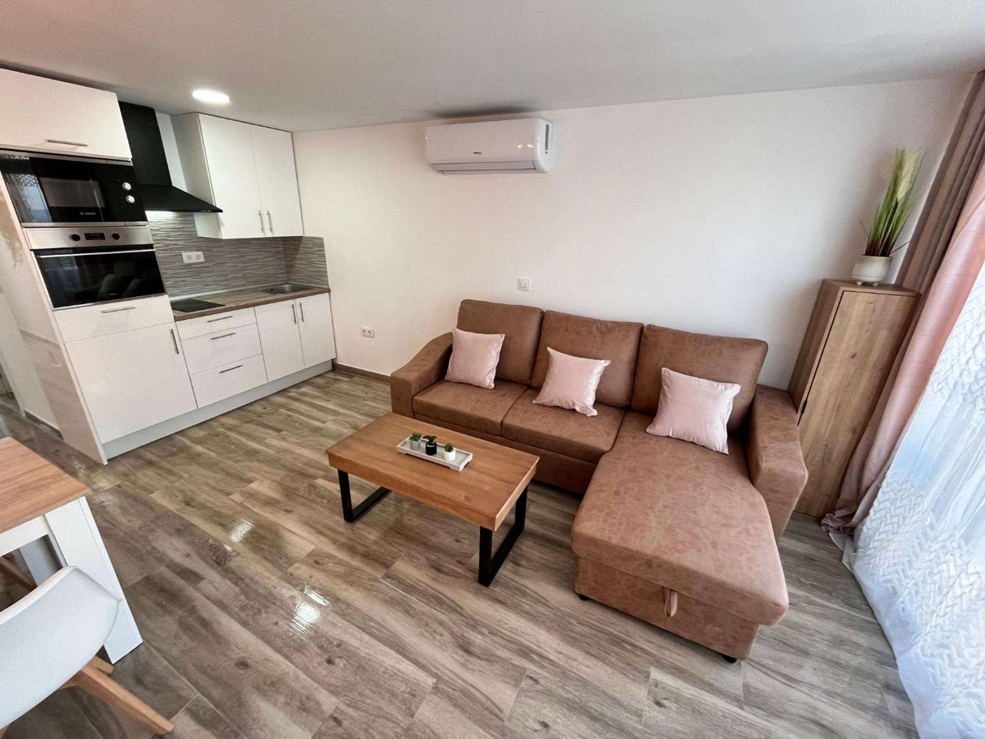 Apartamento Renovado A 3 Min De La Playa,piscina,wifi,aire,parking,vistas Comunitario Apartment