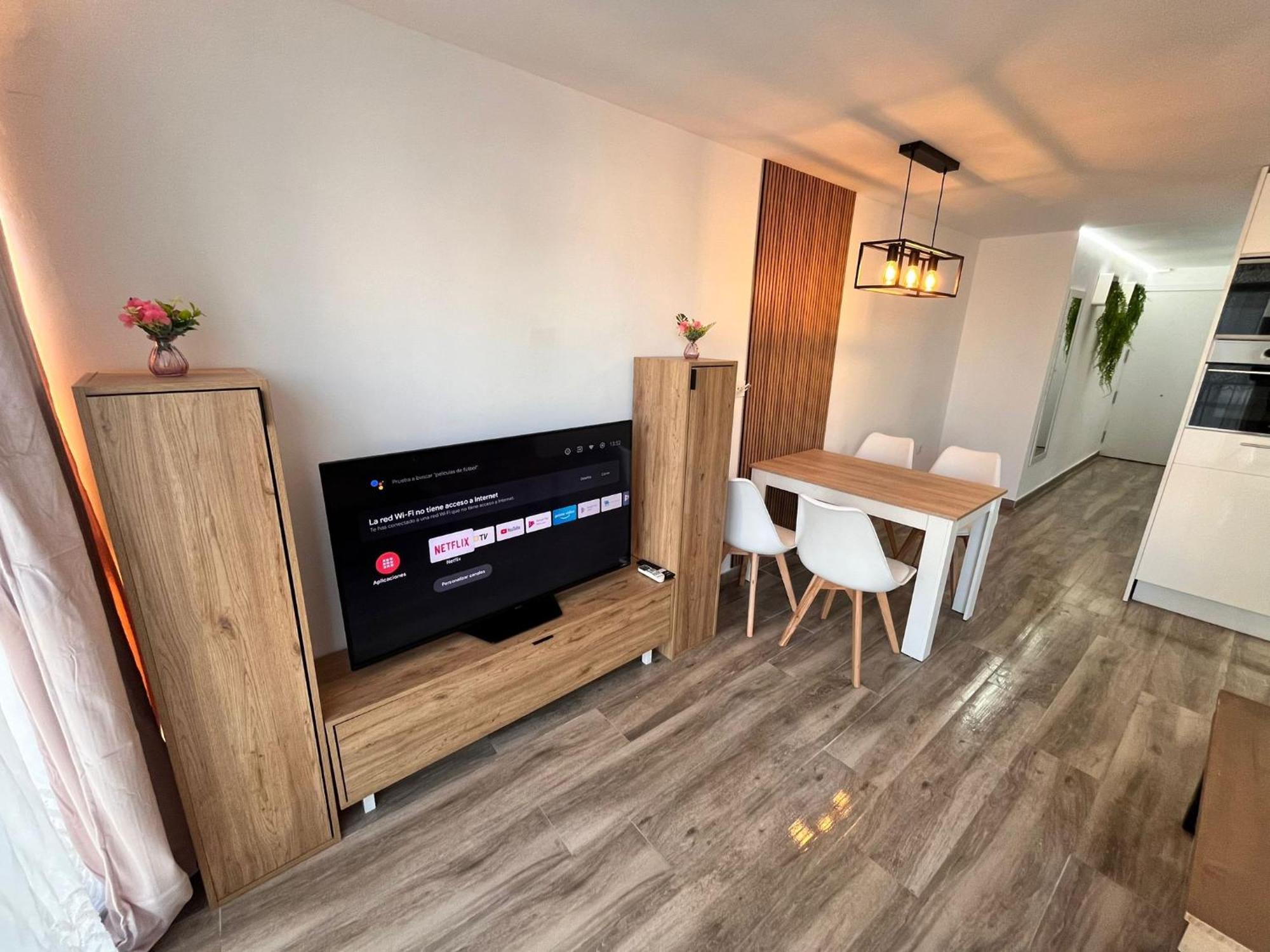 Apartamento Renovado A 3 Min De La Playa,piscina,wifi,aire,parking,vistas Comunitario Apartment