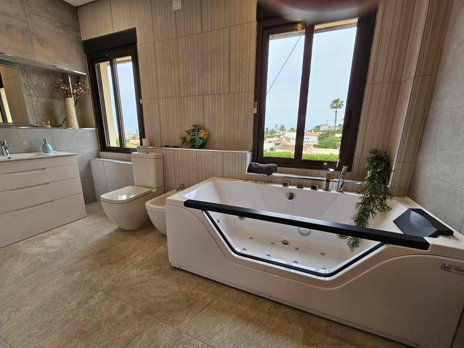 Luxury - Pool, Hot Tub, Aircon, Tvs, Cinema, Office, Gbit Internet, Sports Equipment Calpe