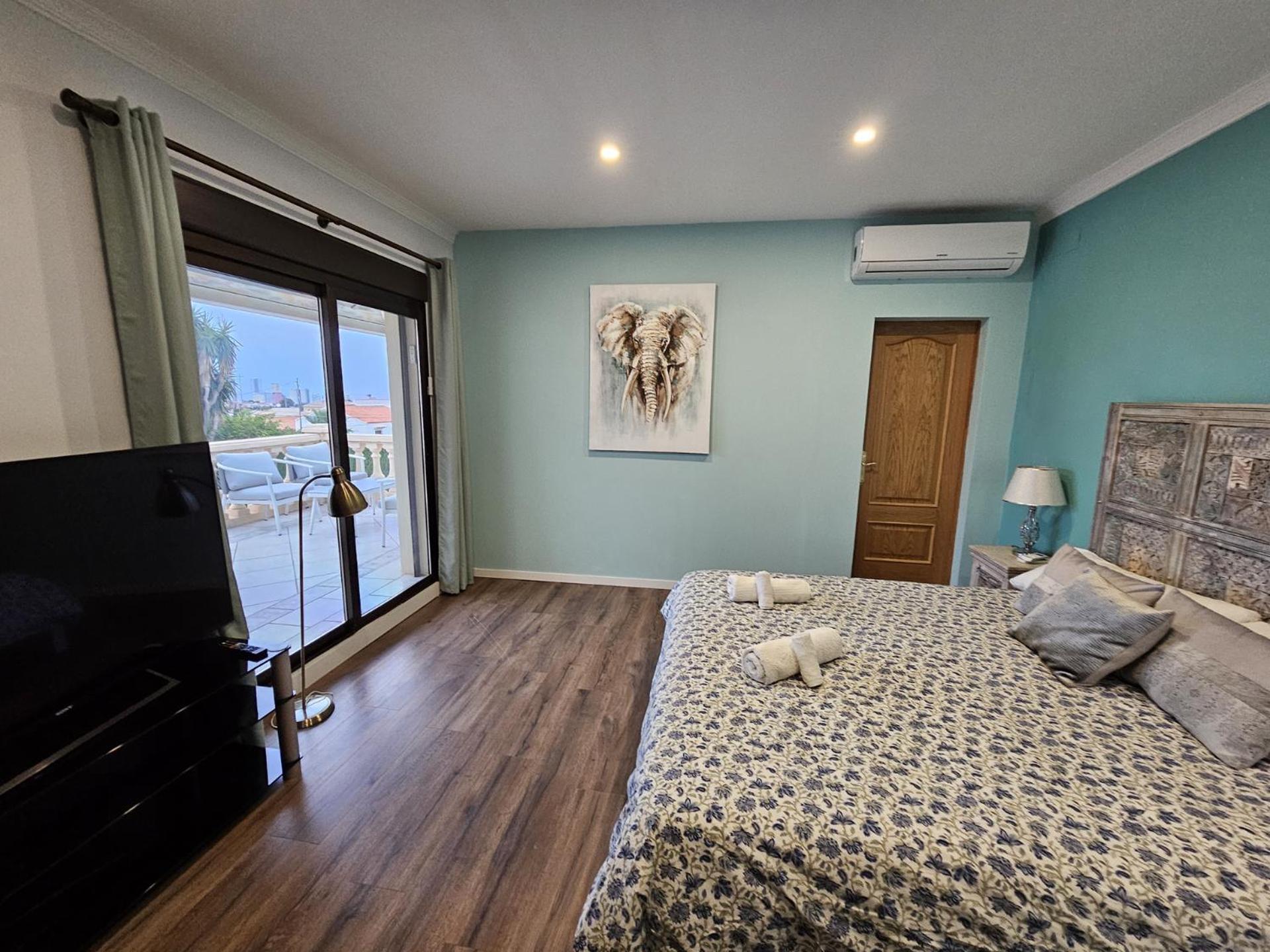 Villa Luxury - Pool, Hot Tub, Aircon, Tvs, Cinema, Office, Gbit Internet, Sports Equipment *