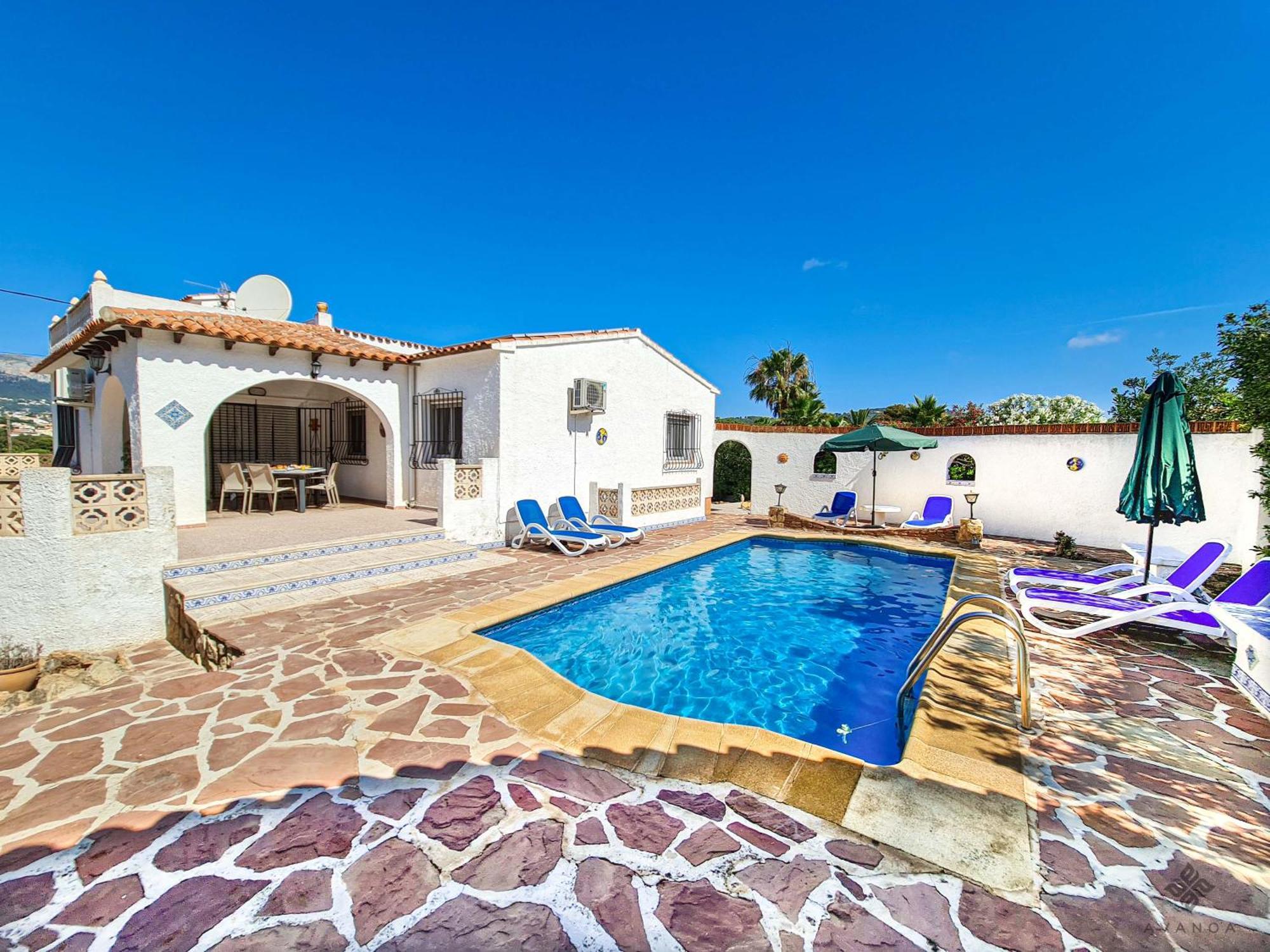 A012 - Acogedora Casa De Estilo Tradicional Con Piscina Privada En La Calalga Villa