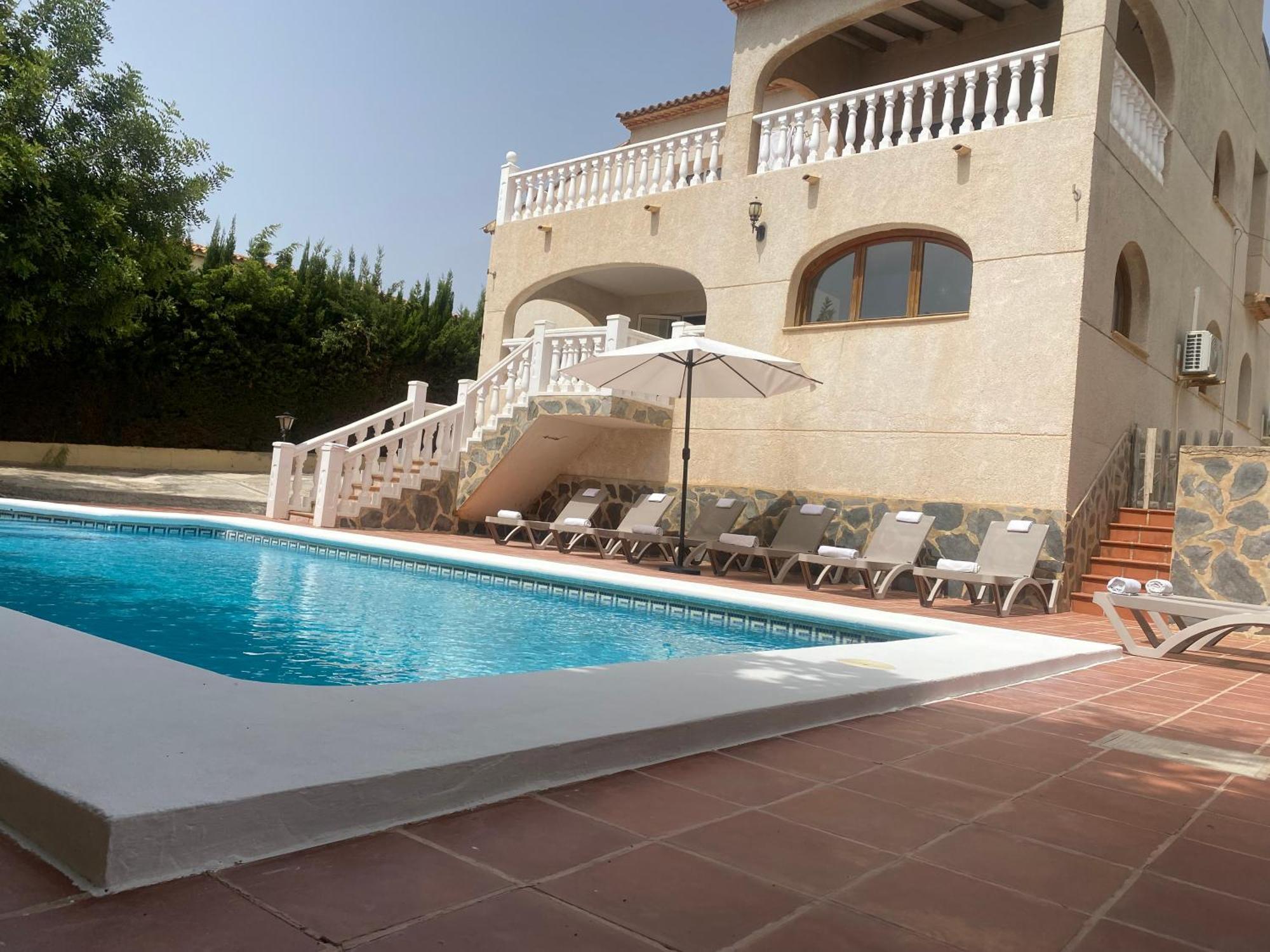 Agradable Con Piscina Y Vistas Al Mar Villa