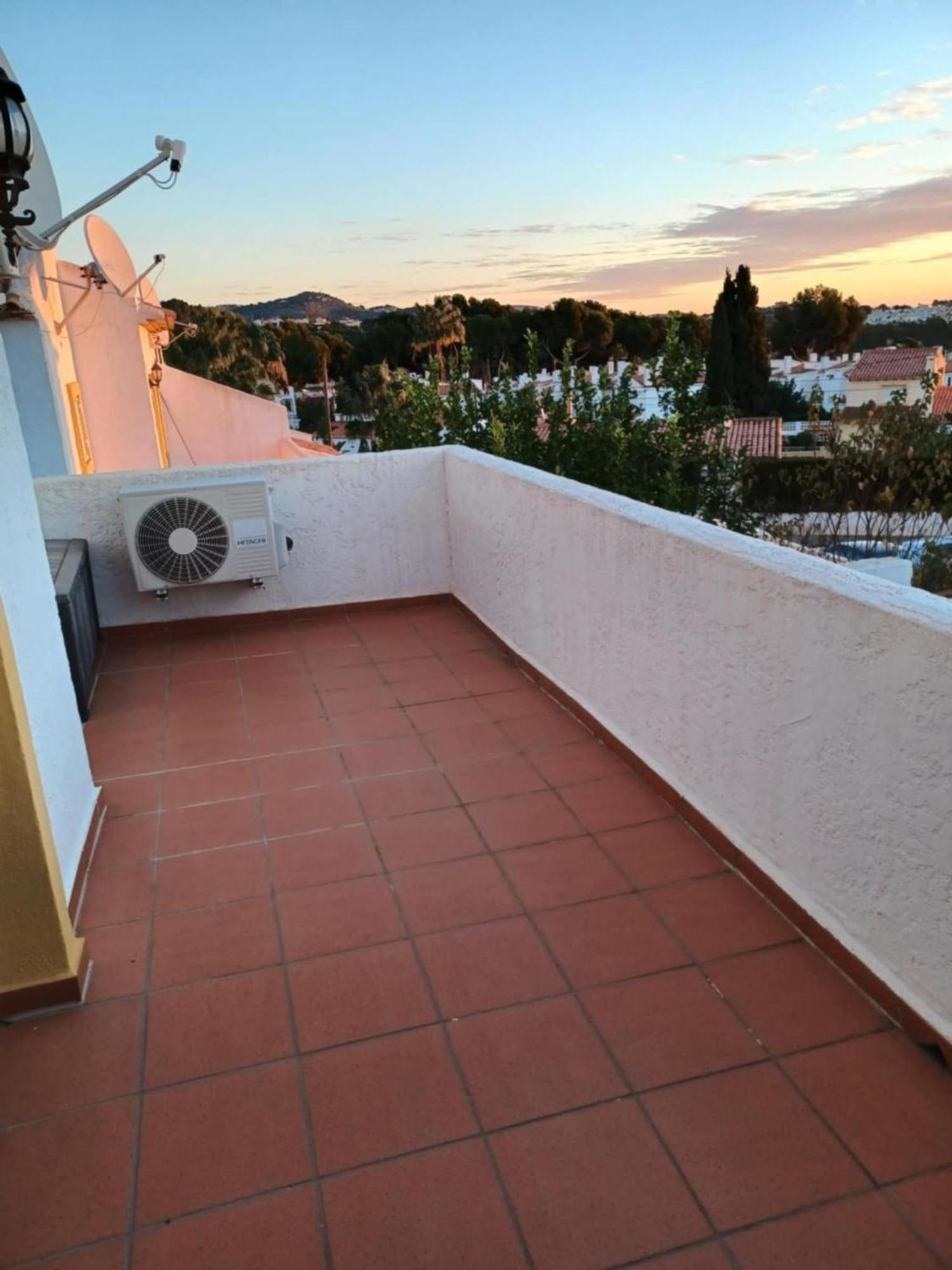 3 Bedroom, 2 Bathroom With 2 Pools And A Shared Paddling Pool Сasa de vacaciones Calpe