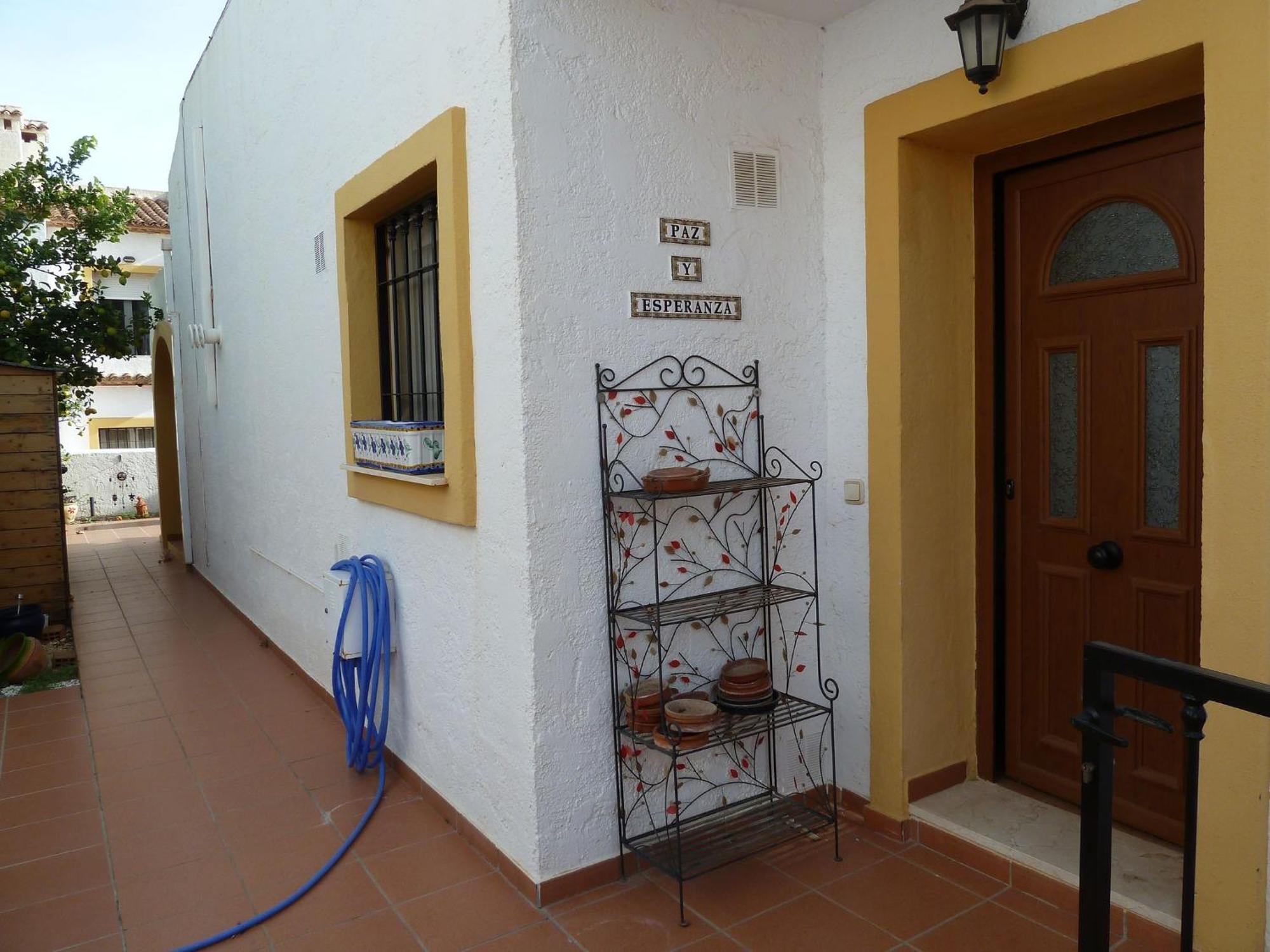 3 Bedroom, 2 Bathroom With 2 Pools And A Shared Paddling Pool Сasa de vacaciones