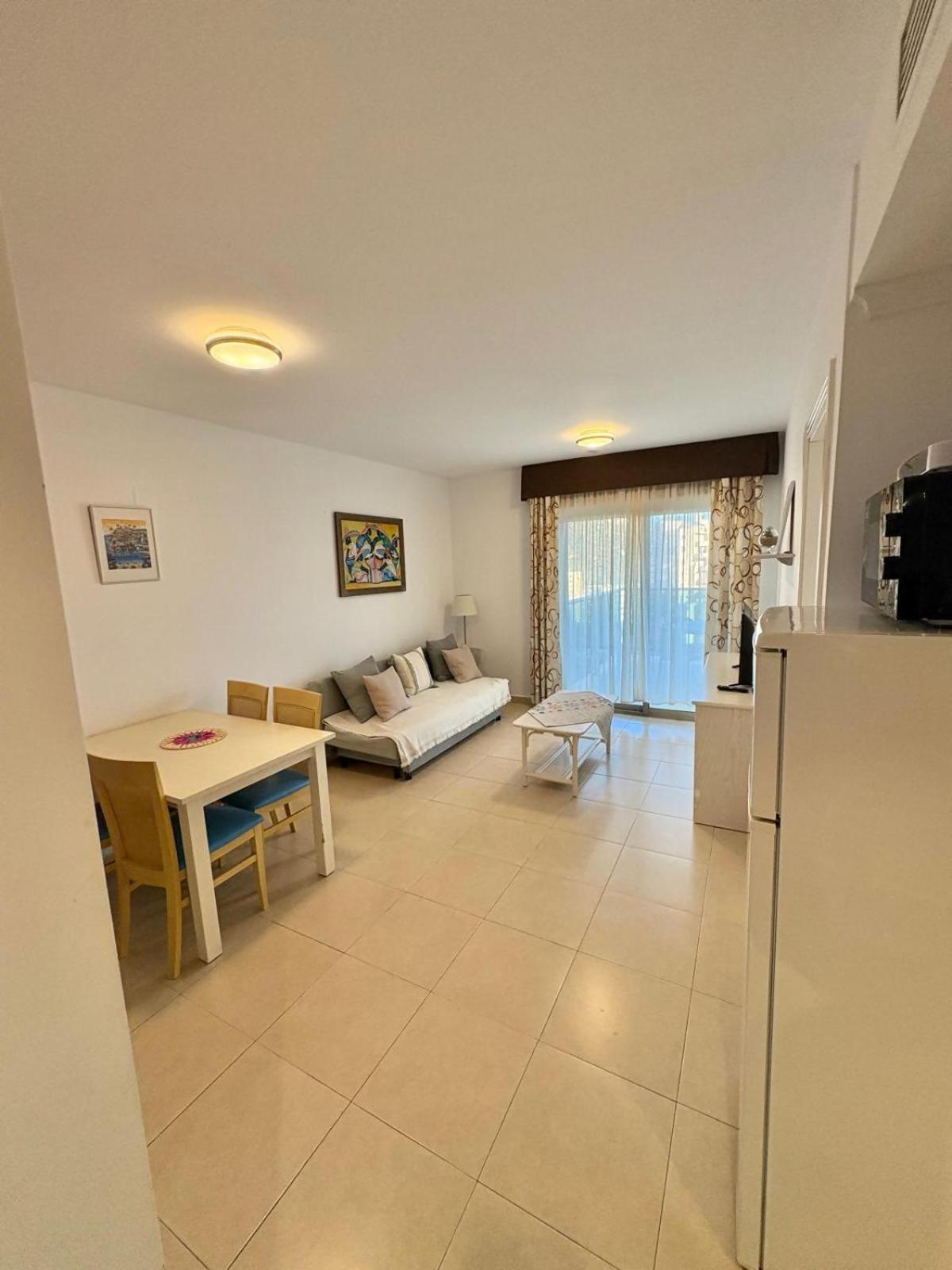 With Sea View Pool & Private Parking Apartamento