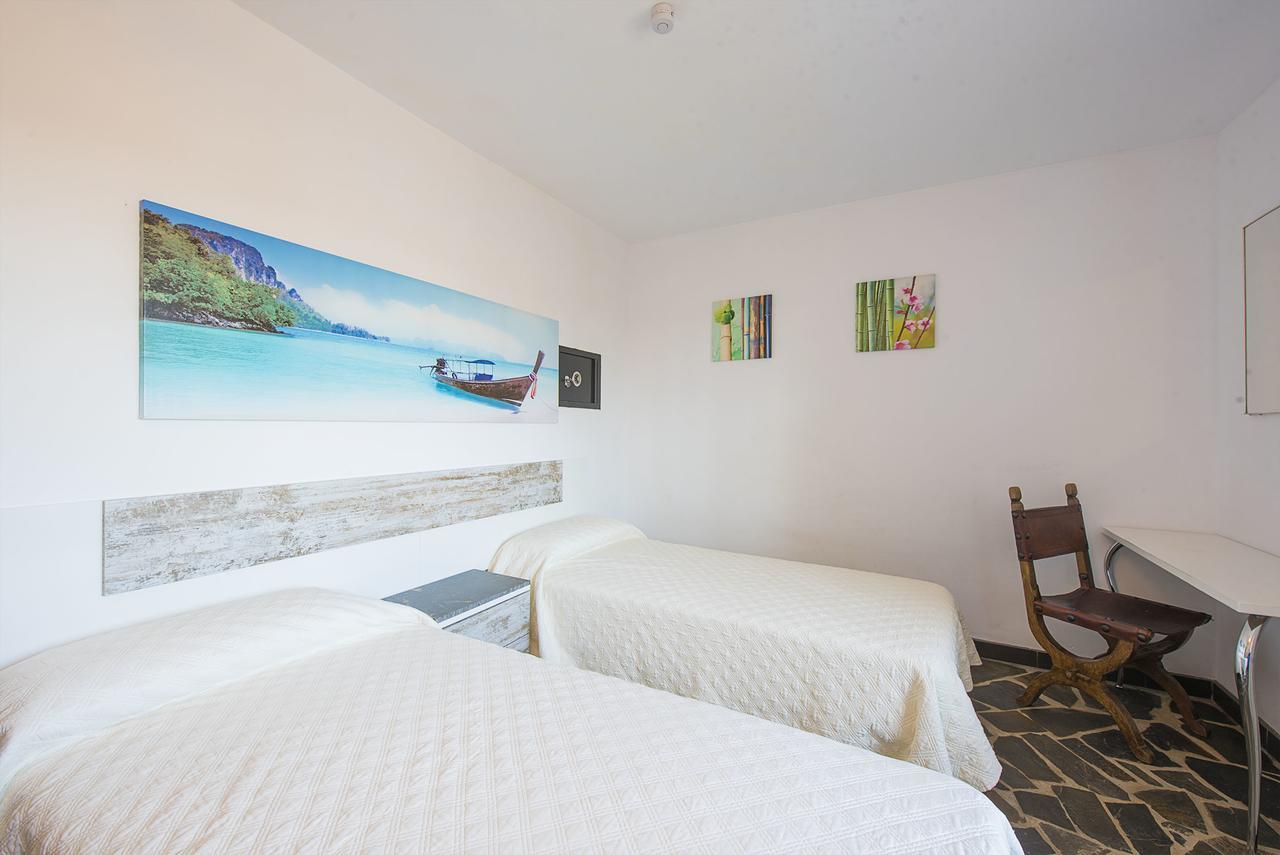 Villa Benavero Boutique Style Within Fenced Tropical Garden *