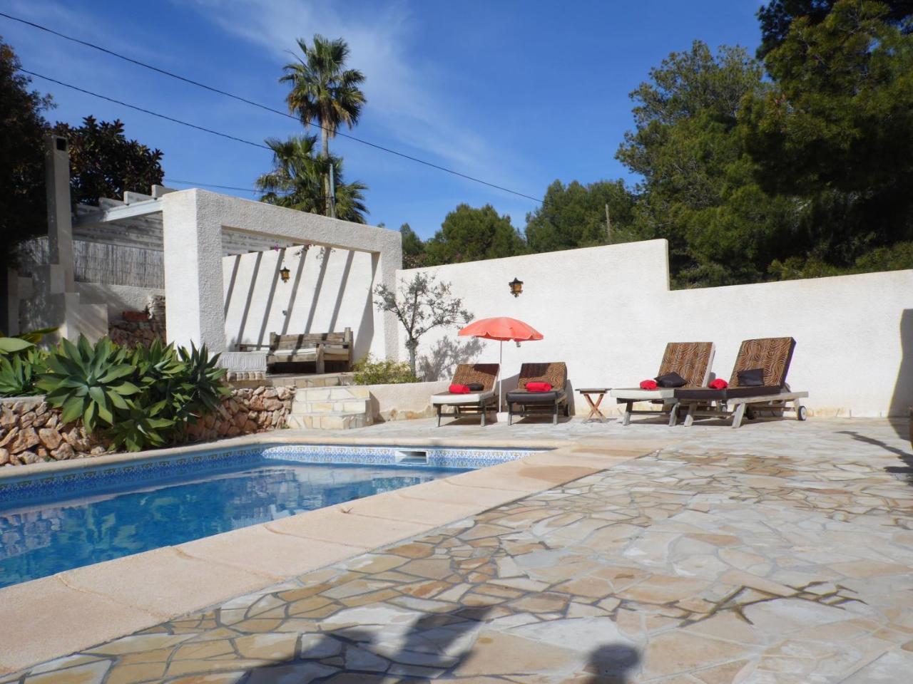 Benavero Boutique Style Within Fenced Tropical Garden Villa *