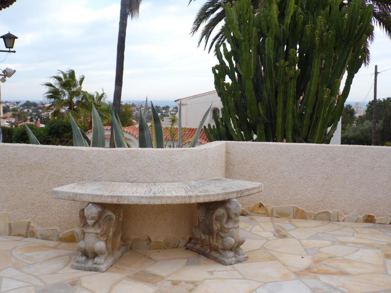 Villa Benavero Boutique Style Within Fenced Tropical Garden *