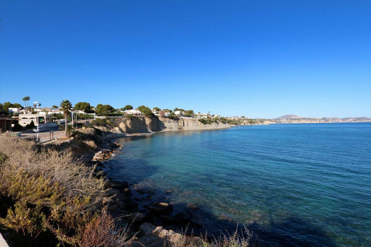 In With 3 Bedrooms And 2 Bathrooms. Apartamento *