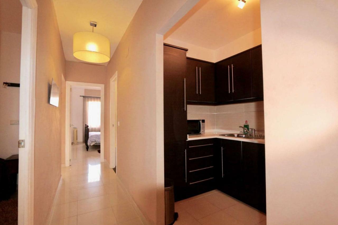 Apartamento 3- Bedroom In The Centre Of With Living Room, 1 Bathroom. *