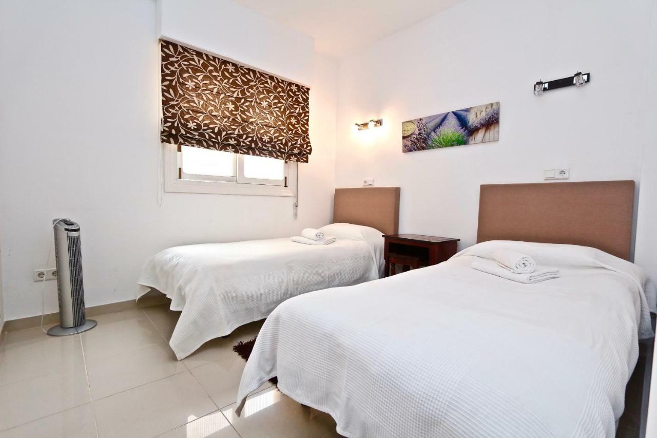 Apartamento 3- Bedroom In The Centre Of With Living Room, 1 Bathroom.