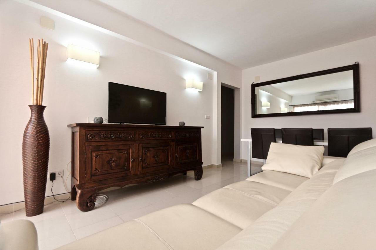 3- Bedroom In The Centre Of With Living Room, 1 Bathroom. *