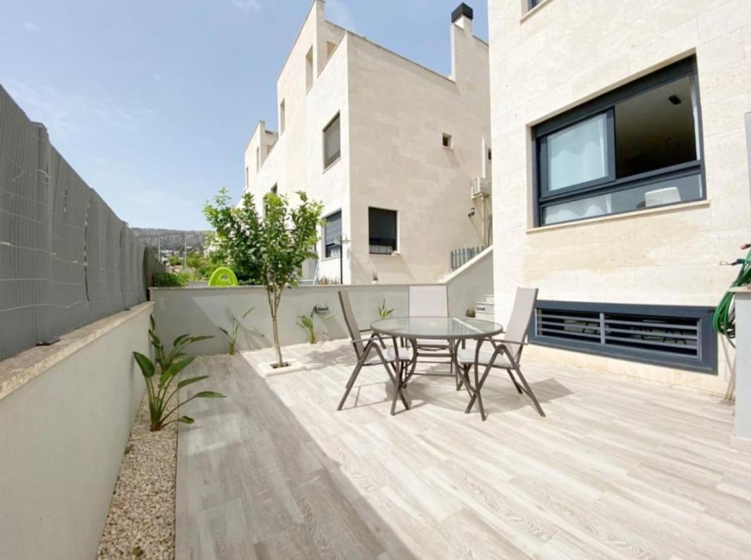 Precioso bungalow luminoso con piscina y terraza. Сasa de vacaciones *
